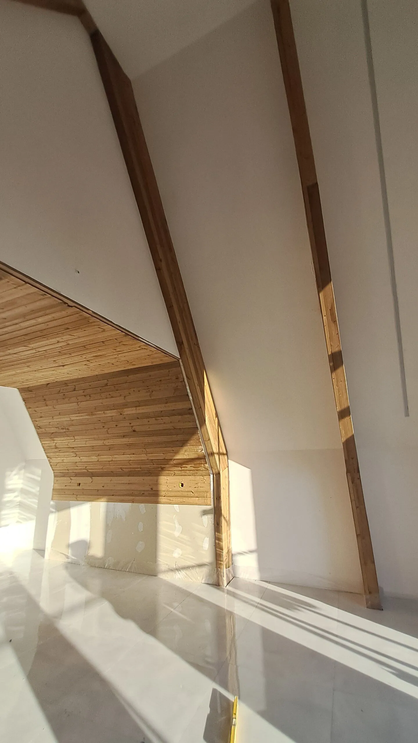 دیوارهای شیب‌دار داخلی ویلای A-Frame سپیدار