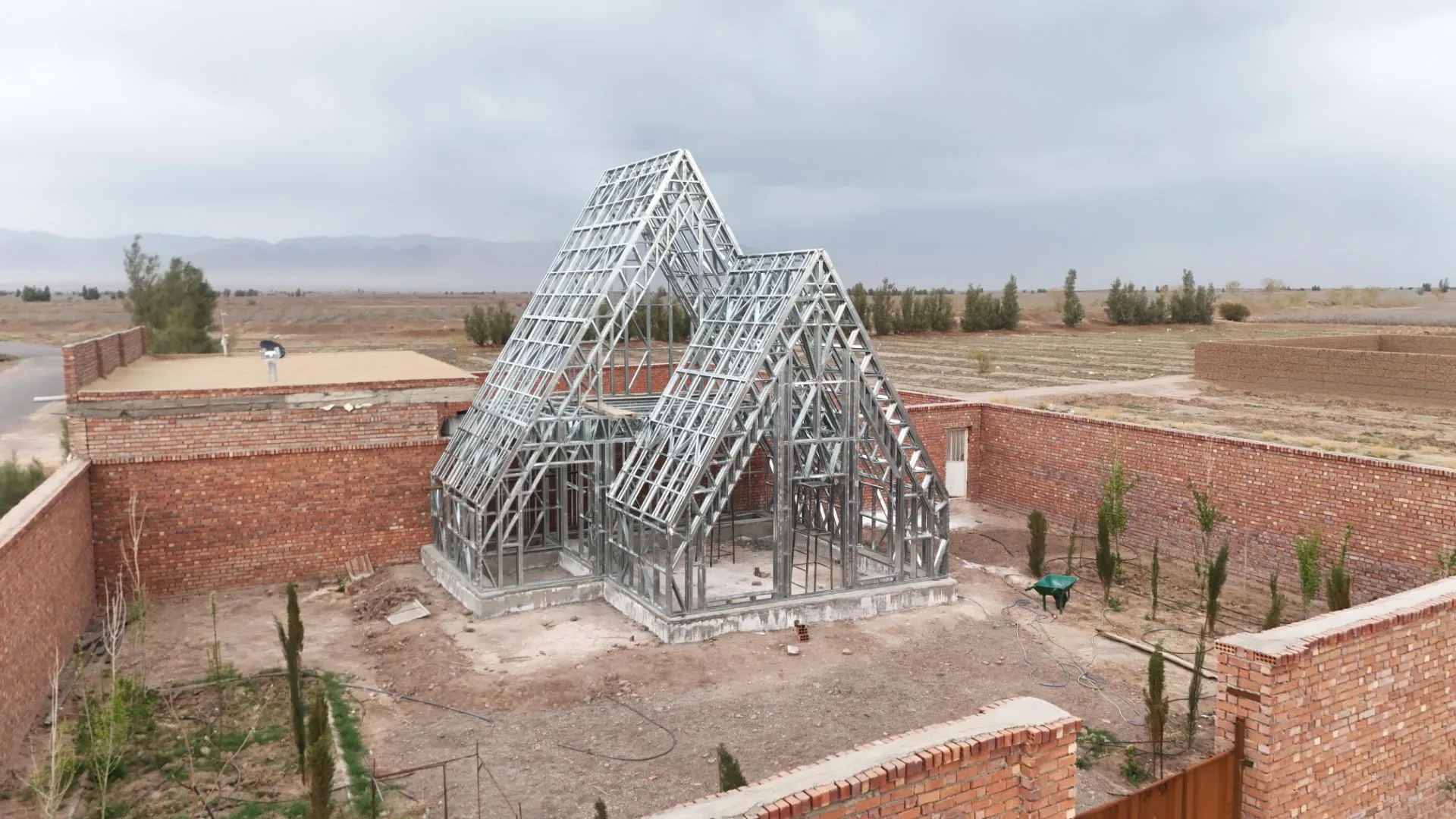 اسکلت فولادی سبک ویلای A-Frame سپیدار در حال اجرا